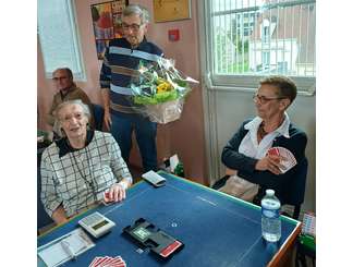 ... remettre ce joli bouquet à notre centenaire... félicitations Odette ! ! 